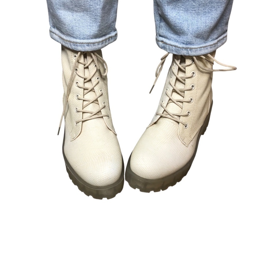 DL Dirty Laundry Lace Up Lug Combat Boots Sz 9/40 Cream Gold Faux Croc Platform - Picture 2 of 11